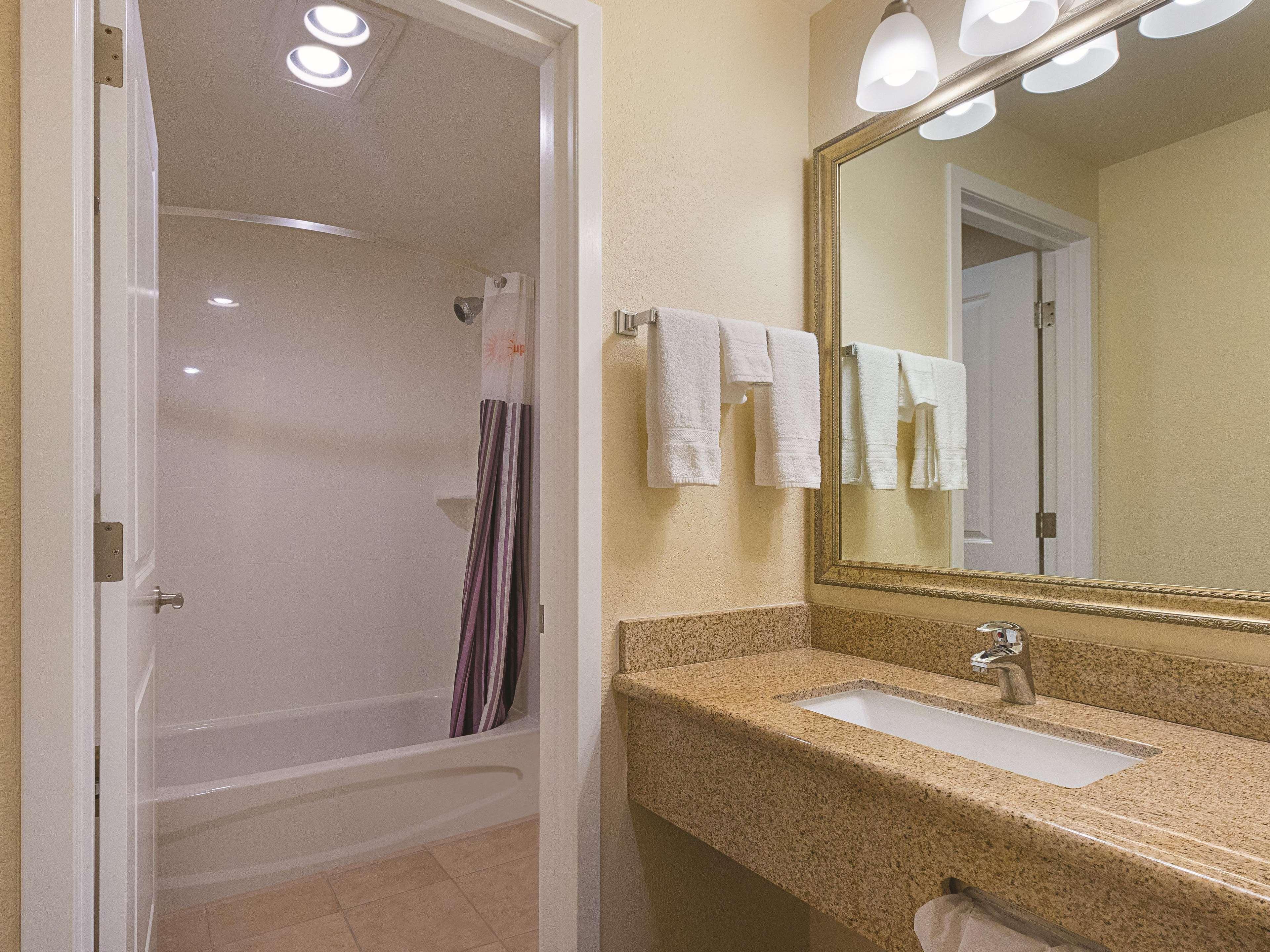 La Quinta By Wyndham Portland Nw Hotell Exteriör bild