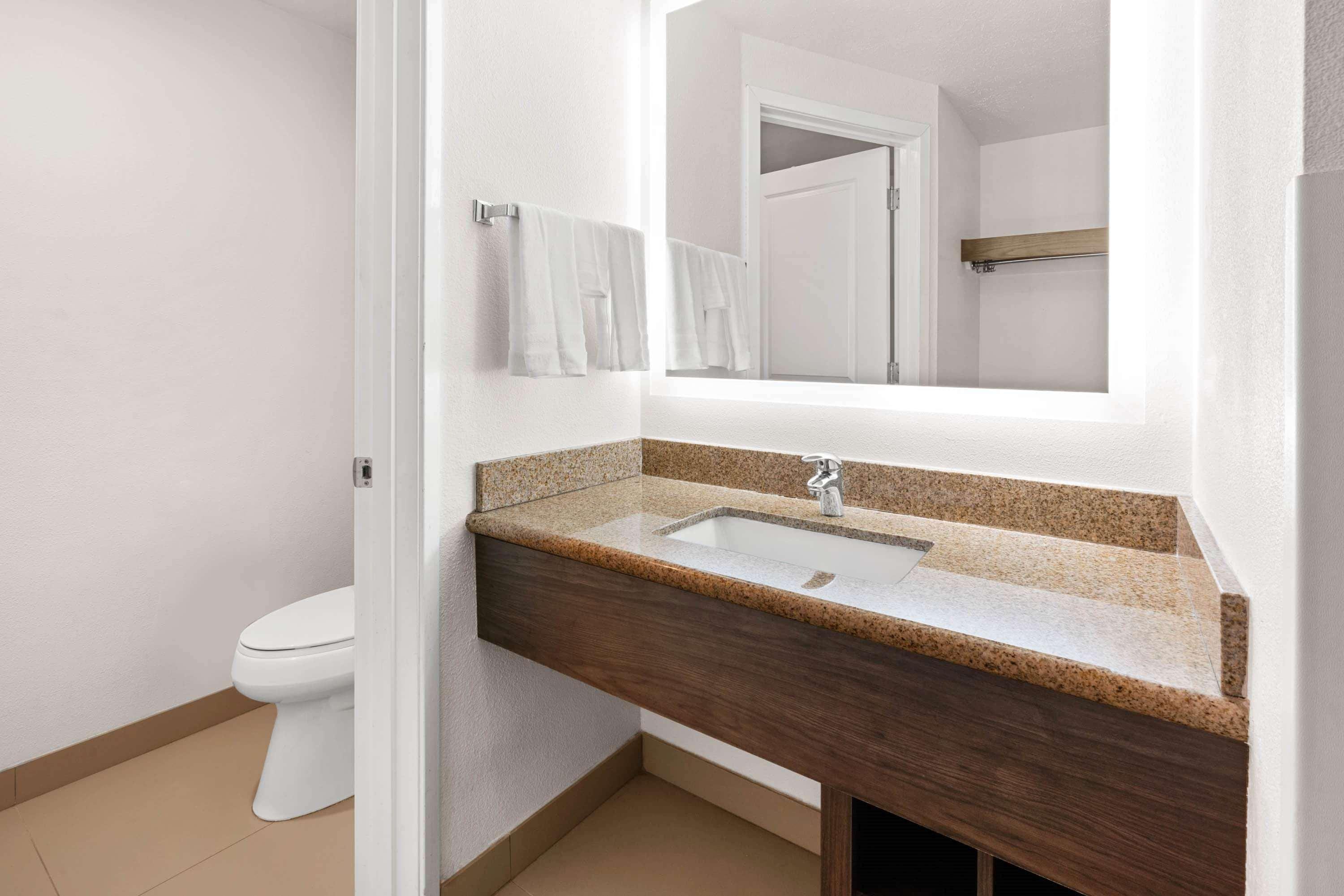 La Quinta By Wyndham Portland Nw Hotell Exteriör bild